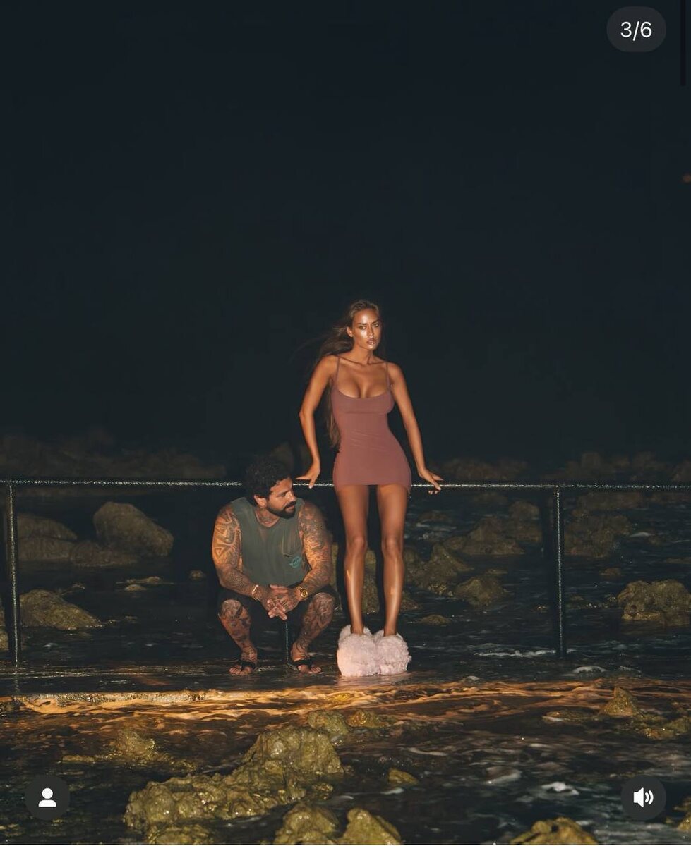 Это с кем он?