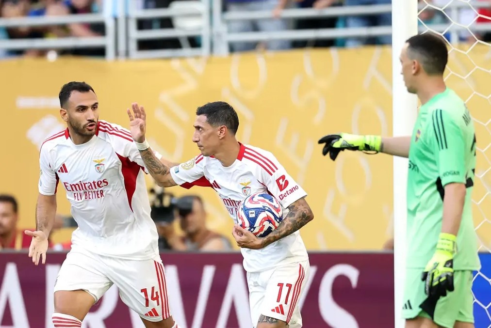 Анхель Ди Мария (в центре) отыгрывает один мяч. Фото fifa.com 