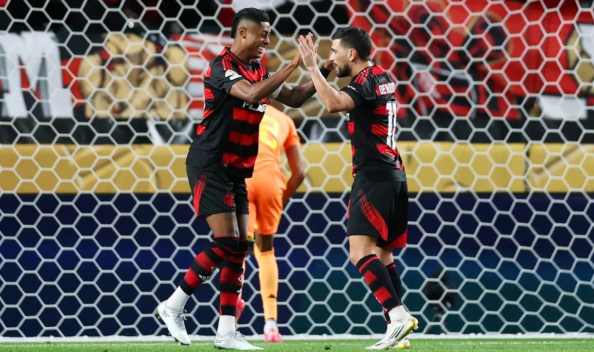 Джорджиан де Арраскаэта (справа) только что открыл счет в матче. Фото fifa.com 