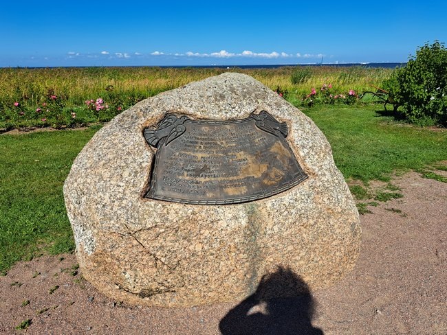Памятный знак на берегу Финского залива, посвящнный морским дорогам, проходящим по Финскому заливу /фото из личного архива, 2023/