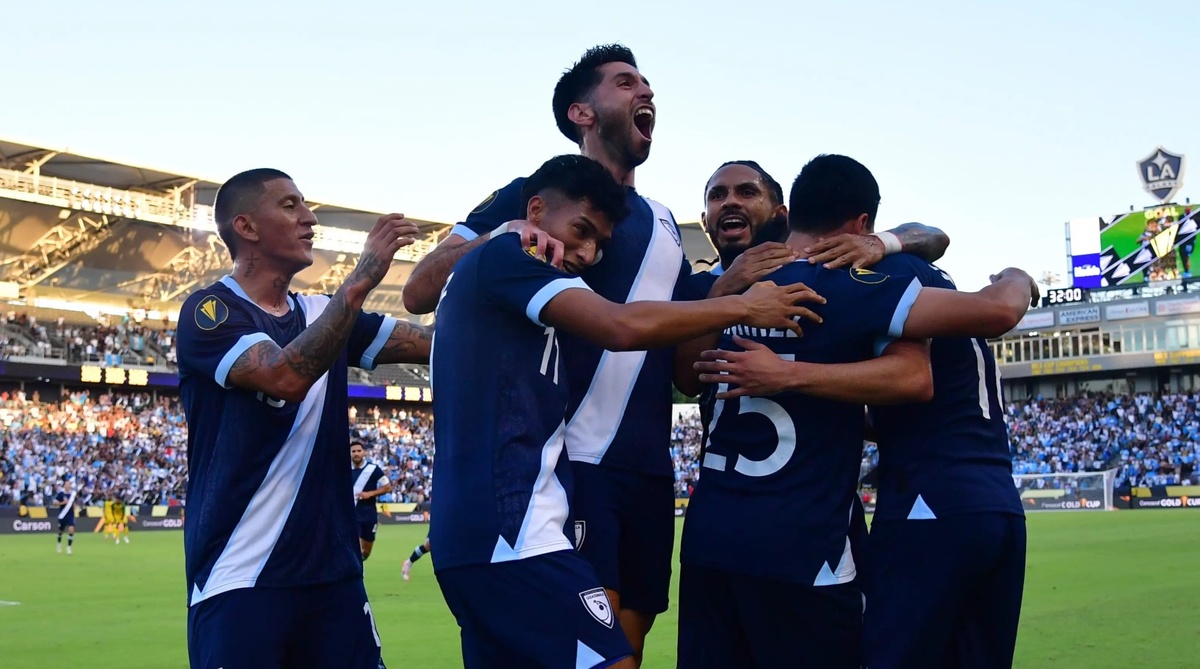 Сборная Гватемалы празднует сенсационную победу над Ямайкой. Фото concacaf.com 