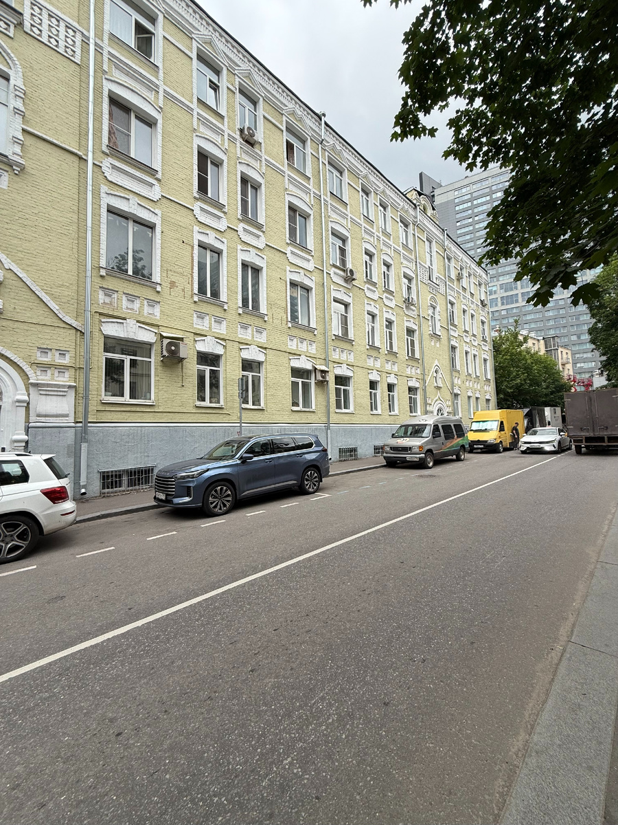 Фото автора канала. Дом церкви Николая Чудотворца Явленного с залом для общественных собраний и библиотекой.