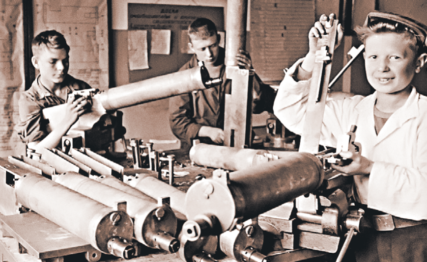 Дети работали как взрослые и собирали оружие для своих отцов и старших братьев. Фото: Григорий ЧЕРТОВ/РИА Новости