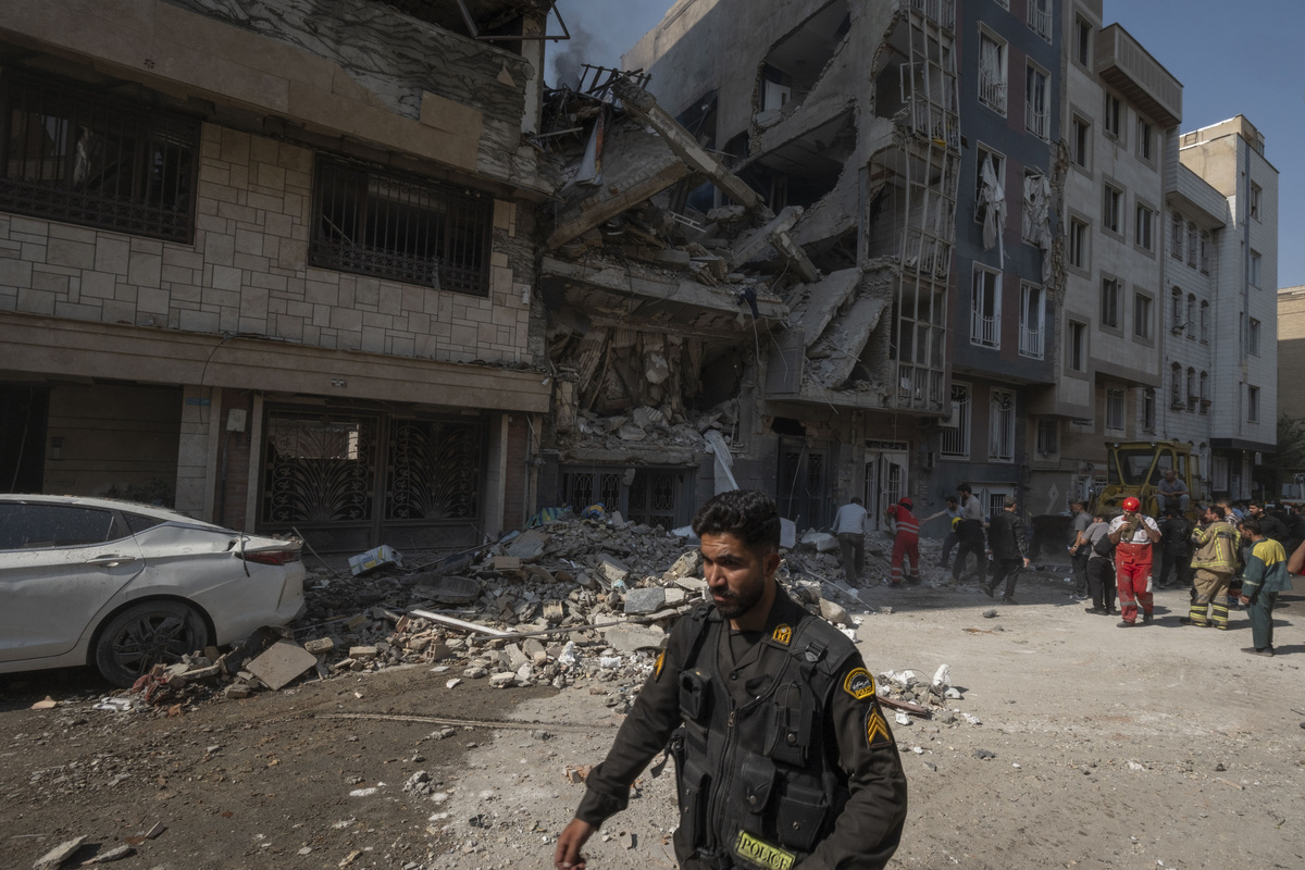     Разрушения в Иране после израильских атак / Gettyimages.ru / Morteza Nikoubazl / NurPhoto