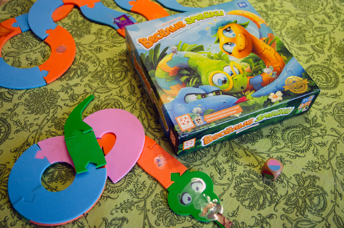 Коробка с игрой и собранная в процессе змейка