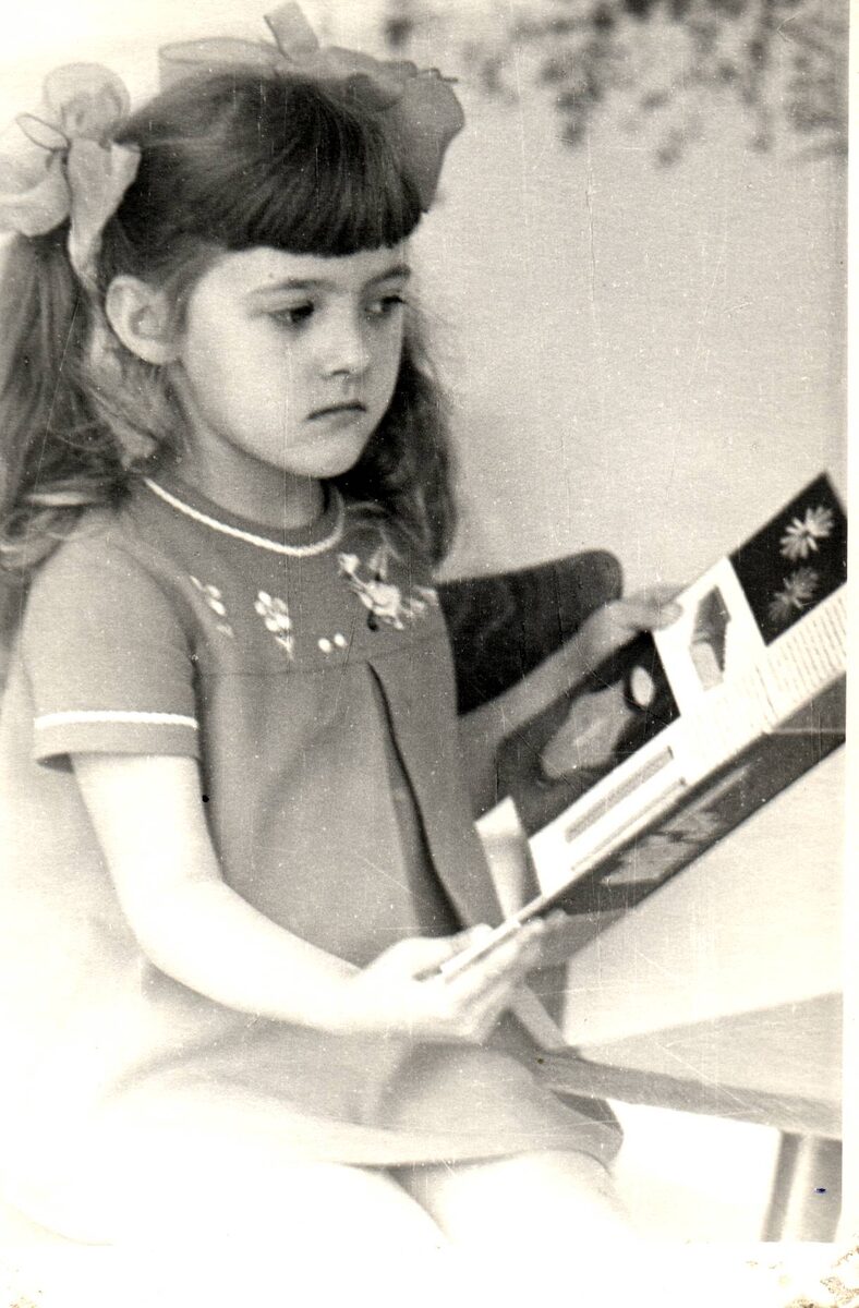 С книгой по жизни (фото, конечно, постановочное) - автор в детском саду.