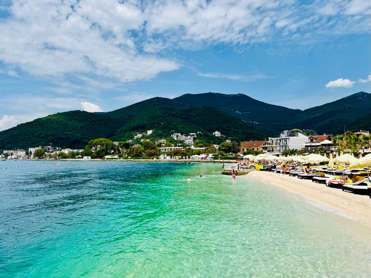 Картинка, если честно, очень живописная! Горы, голубая прозрачная вода...