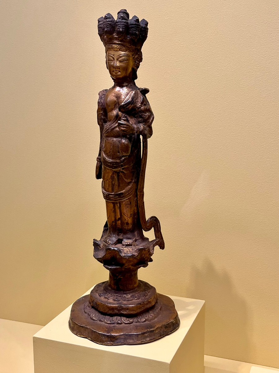 Бодхисаттва Авалокитешвара. Бронза, позолота. 6-8 века