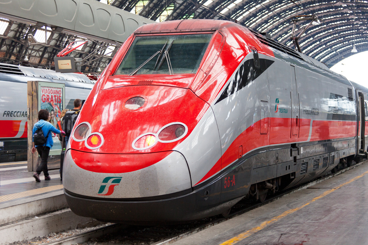 Скоростной поезд на вокзале в МИлане. 