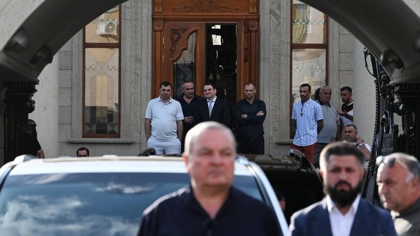     Сотрудники правоохранительных органов Армении проводят обыски в доме президента группы компаний «Ташир» Самвела Карапетяна. На первом плане в центре: брат бизнесмена Карен Карапетян. РИА Новости