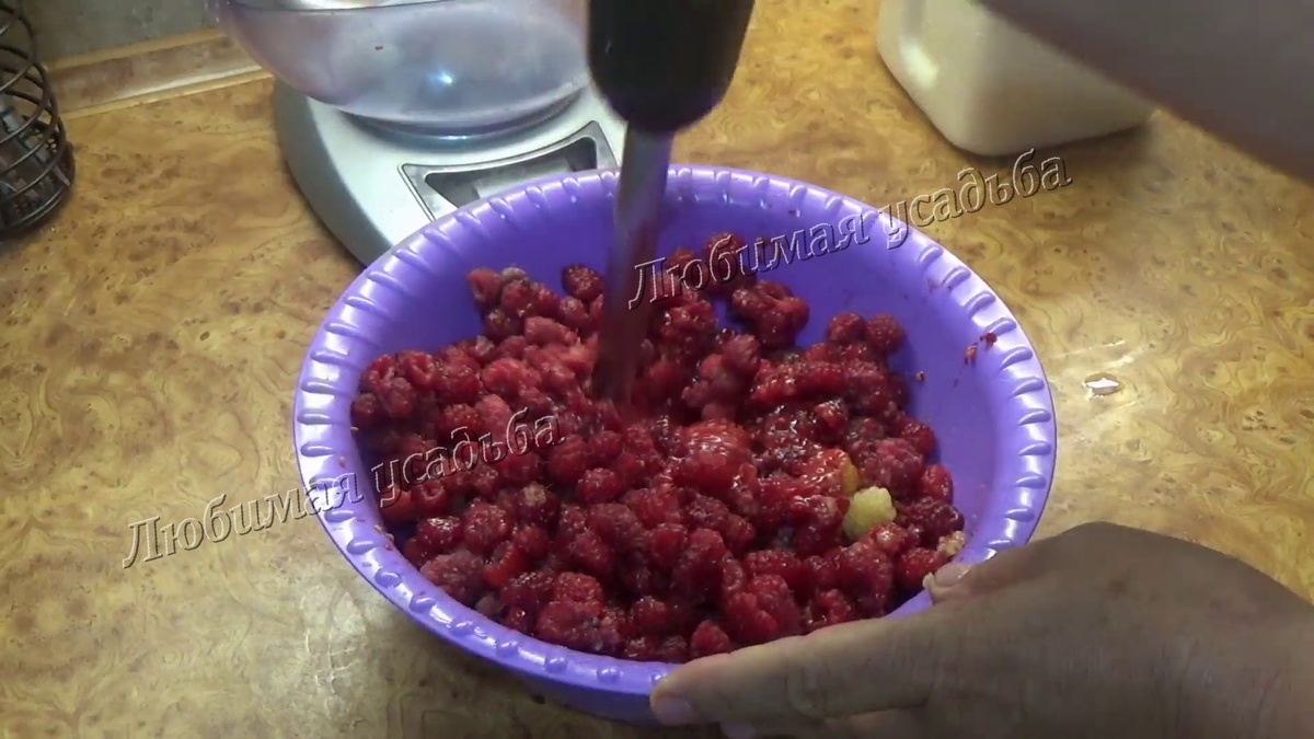 перебиваю малину погружным блендером