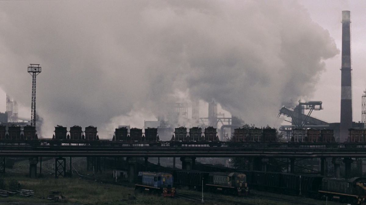 Подобный пейзаж куда более сильный эффект производит в фильме «Маленькая Вера»