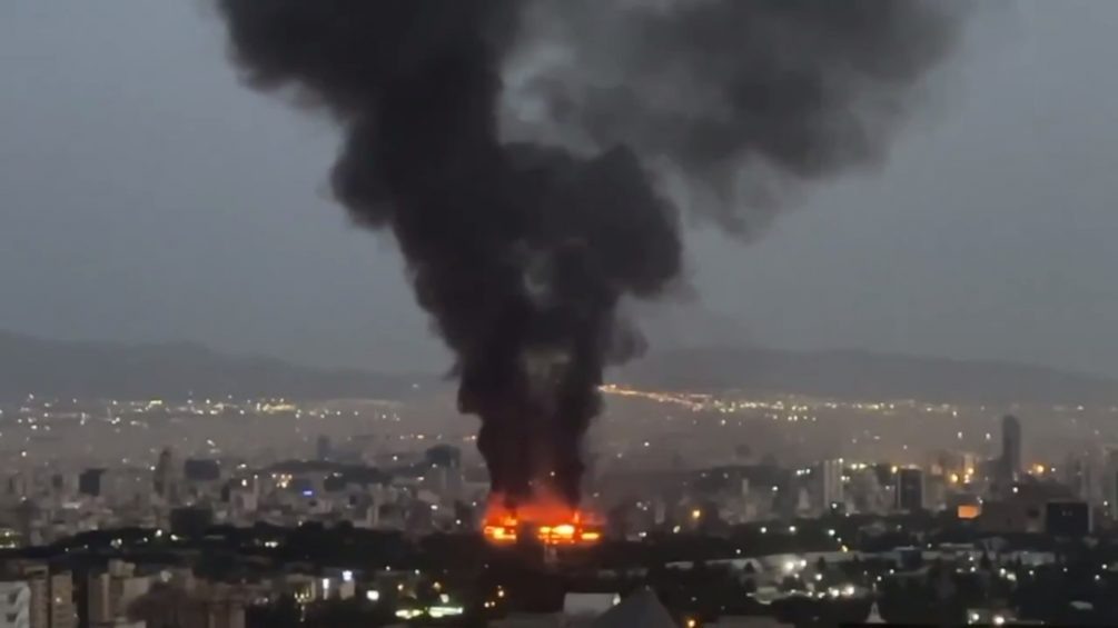   Израиль продолжает атаковать Тегеран.