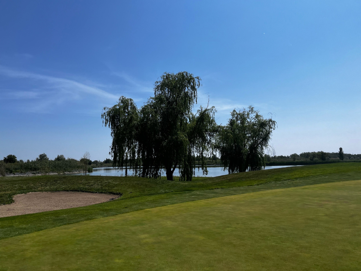 Песчаная ловушка и озеро на одной из лунок