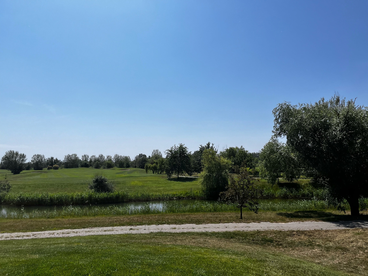 На этой лунке флаг за каналом