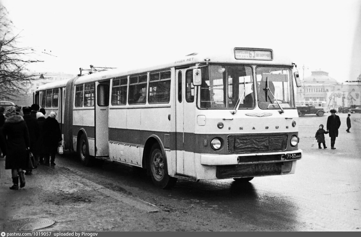 17 ноября 1969 г., г. Москва, остановка у Белорусского вокзала, автобус Ikarus-180.31, автор фото Юрий Артомонов, источник: https://pastvu.com/p/1019057