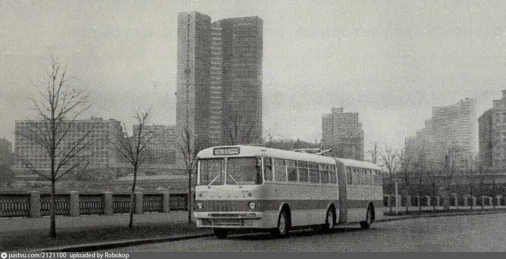 1970 г., г. Москва, наб. Тараса Шевченко, автобус Ikarus-180.31, из журнала "Городское хозяйство Москвы", 1970 г. № 7, источник: https://pastvu.com/p/2121100
