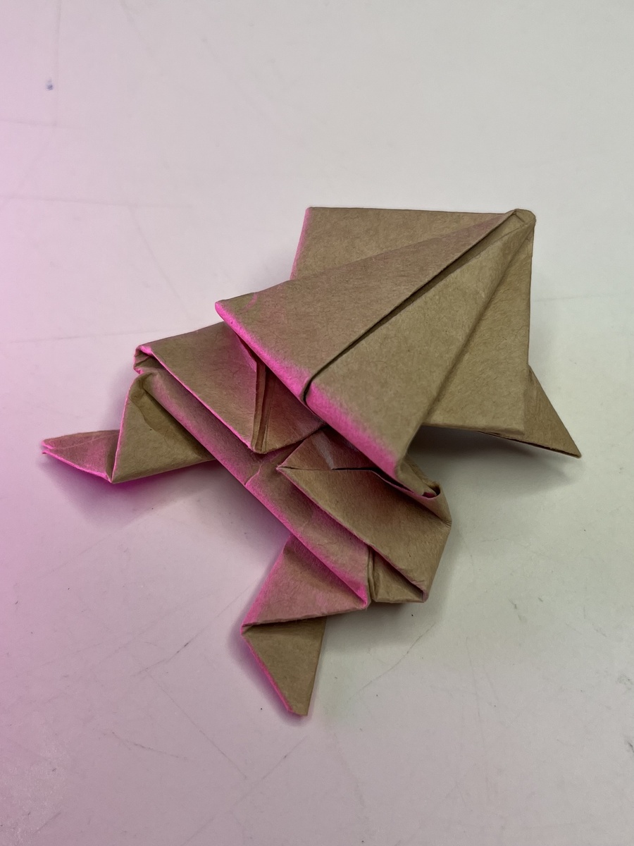 Прыгающая оригами лягушка