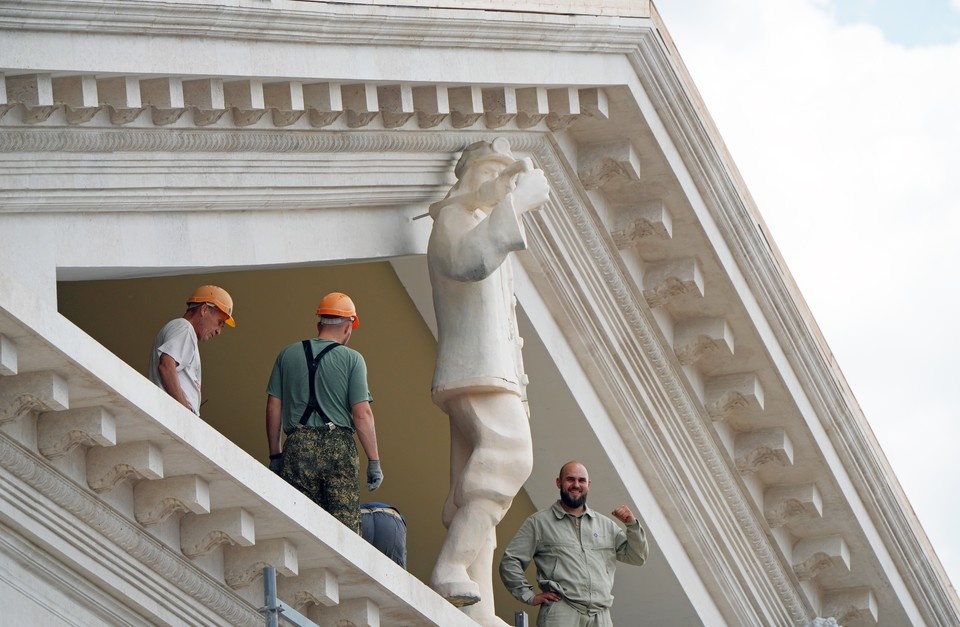    На фронтон Мариупольского русского драматического театра установили первые восстановленные скульптуры Александр ИВАНОВ