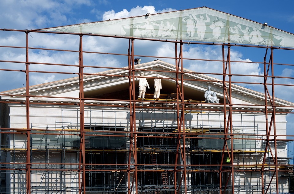    На фронтон Мариупольского русского драматического театра установили первые восстановленные скульптуры Александр ИВАНОВ