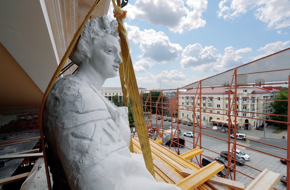    На фронтон Мариупольского русского драматического театра установили первые восстановленные скульптуры Александр ИВАНОВ