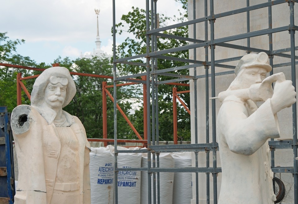    На фронтон Мариупольского русского драматического театра установили первые восстановленные скульптуры Александр ИВАНОВ