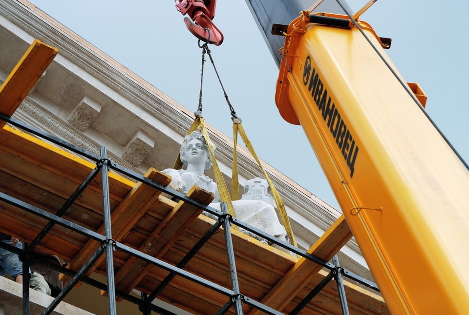    На фронтон Мариупольского русского драматического театра установили первые восстановленные скульптуры Александр ИВАНОВ