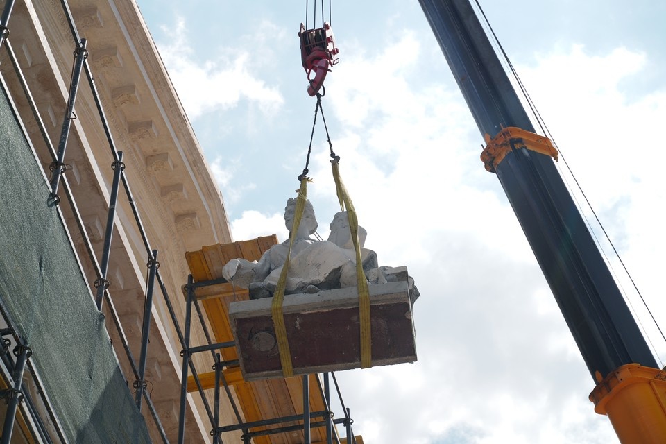    На фронтон Мариупольского русского драматического театра установили первые восстановленные скульптуры Александр ИВАНОВ