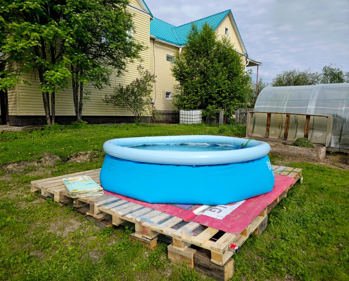 Климу в самый раз такой бассейн. Подиум мама сама сделала! 