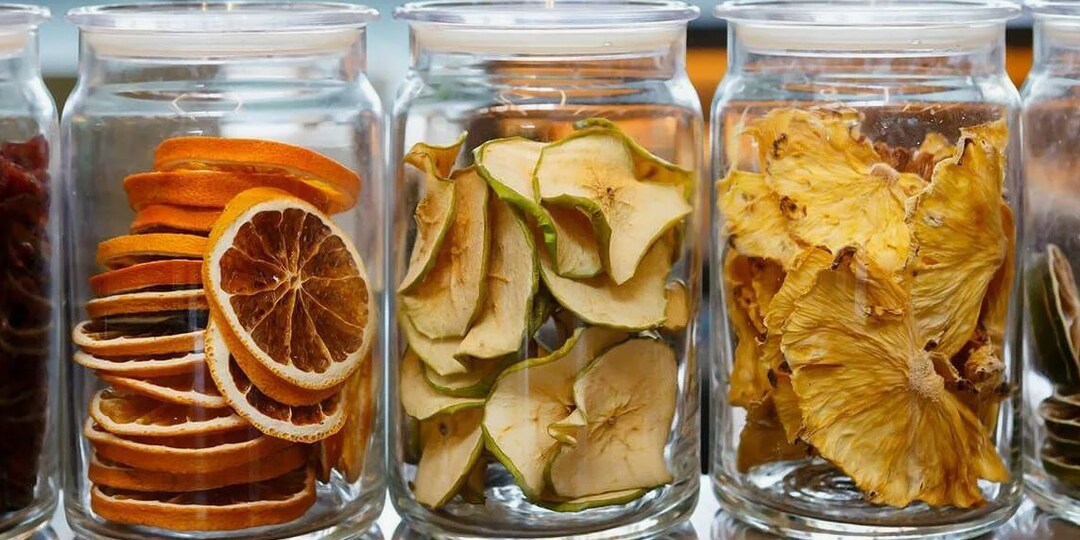 Сэкономил кучу денег и нервов: мой ТОП "летних" продуктов, которые теперь всегда храню по-новому (без соли по килограмму и трёх одеял)