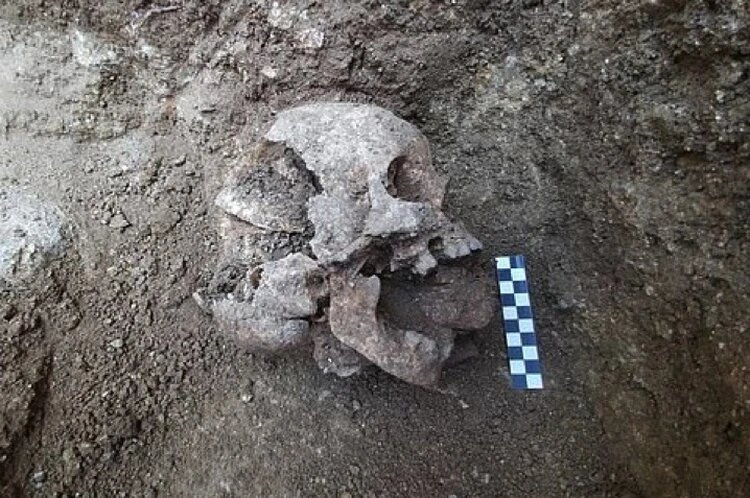 Вот так с камнем во рту и нашли "Вампира из Луньяно".