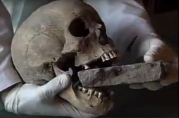 Череп женщины - "Вампира из Венеции" с камнем во рту.