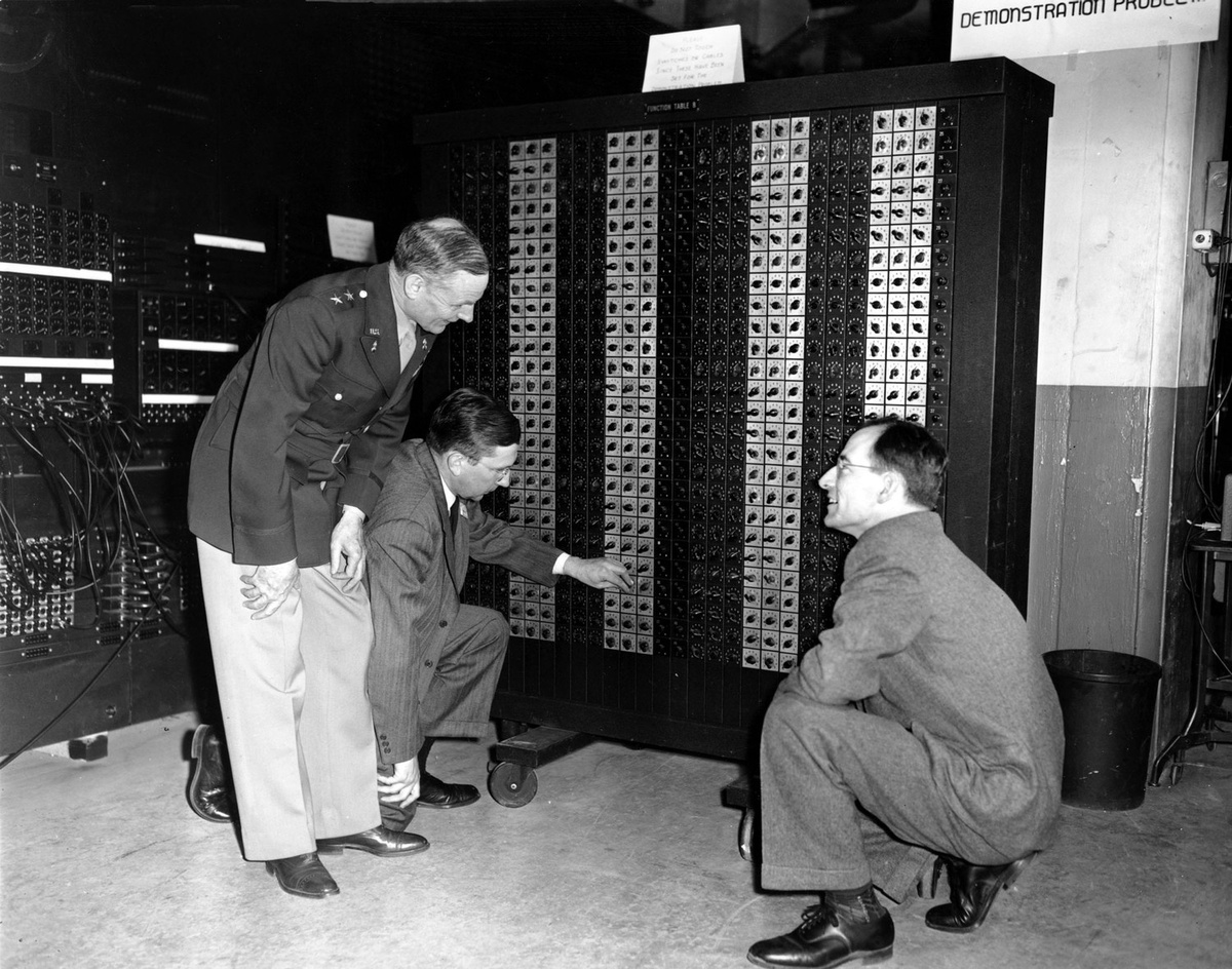 Генерал-майор армии США Гладеон М. Барнс, доктор Джон Г. Брейнерд и доктор Джон У. Мокли наблюдают за работой компьютера ENIAC, февраль 1946 года