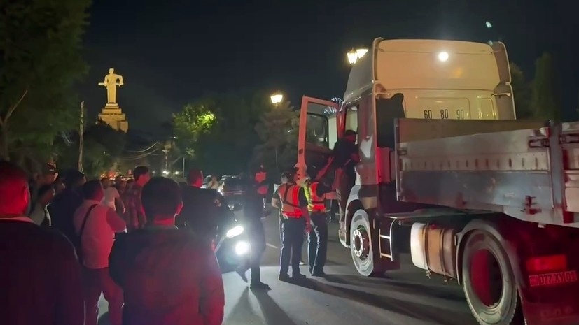     Обстановка у дома бизнесмена С. Карапетяна РИА Новости