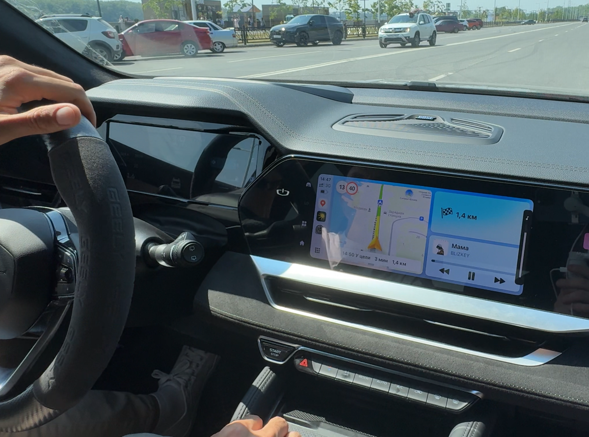 На фото дилерский Geely Monjaro c Carbitlink -> преобразуем беспроводной СarPlay и Android Auto 