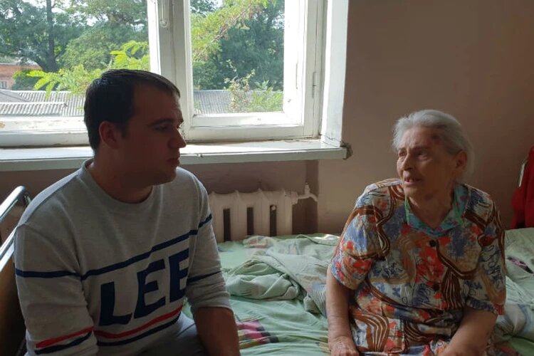 Леонид навещал бабушку в больнице и дома. Фото: личный архив Леонида Щепеля