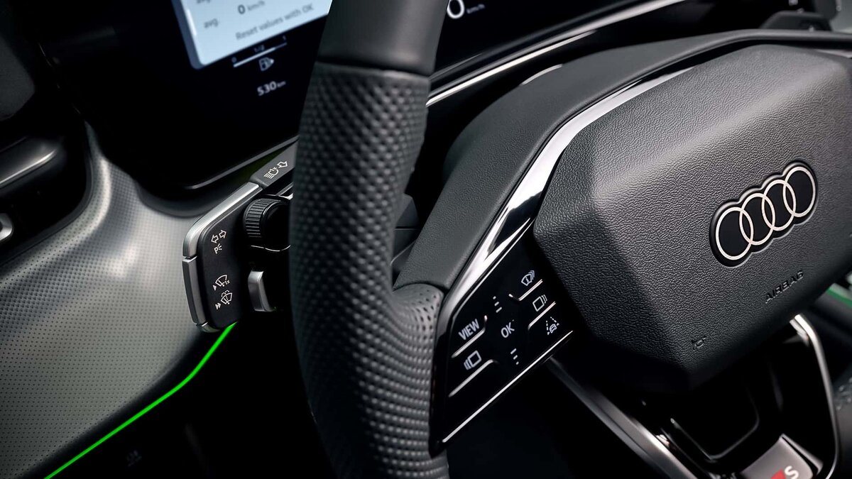 В новом Q3 больше нет обычных длинных рычагов на рулевой колонке. 