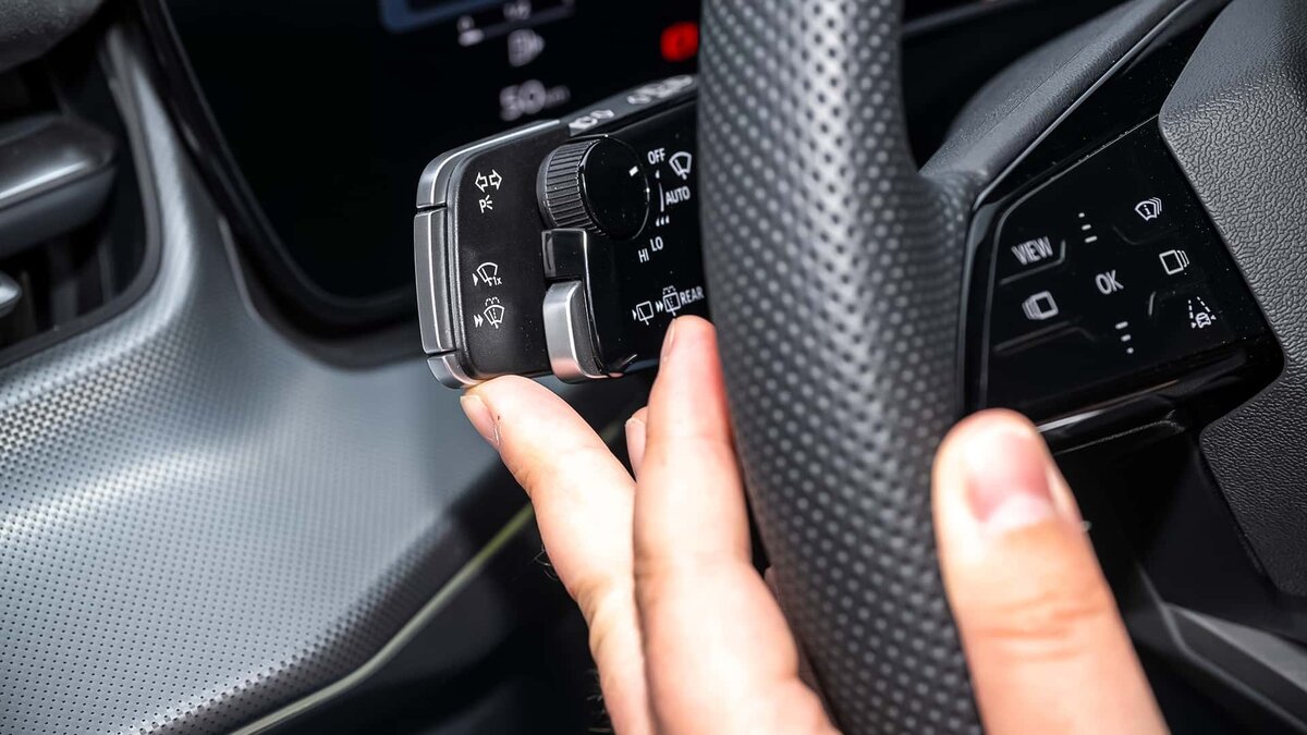 Управление поворотником по-прежнему осуществляется движением вверх и вниз, однако перемещается только верхняя часть планки.