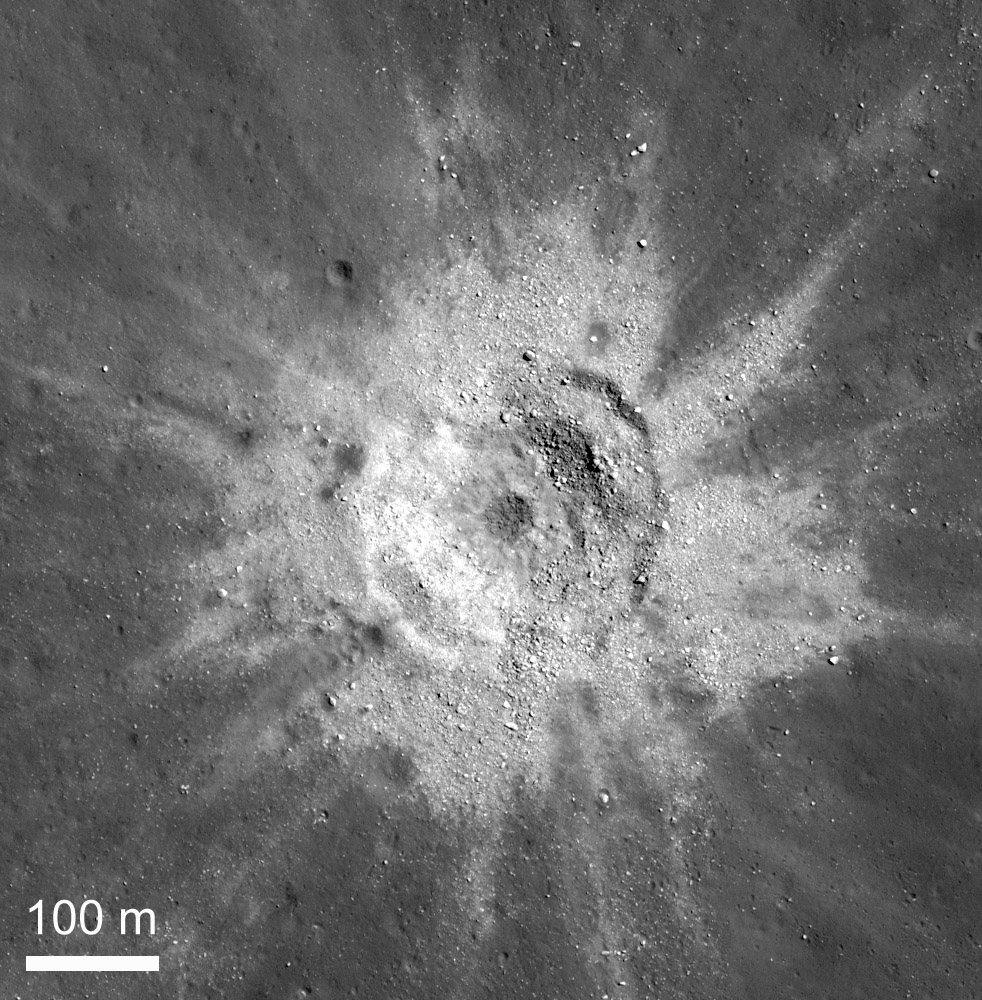 Молодой лунный кратер, расположенный в Море Облаков. Снимок аппарата LRO. Источник: NASA / GSFC / Arizona State University