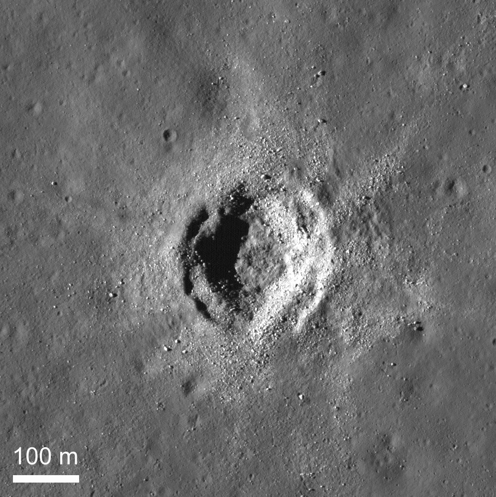 Молодой лунный кратер, расположенный в Море Облаков. Съемка велась во второй половине дня, чтобы лучше подчеркнуть рельеф освещения. Источник: NASA / GSFC / Arizona State University