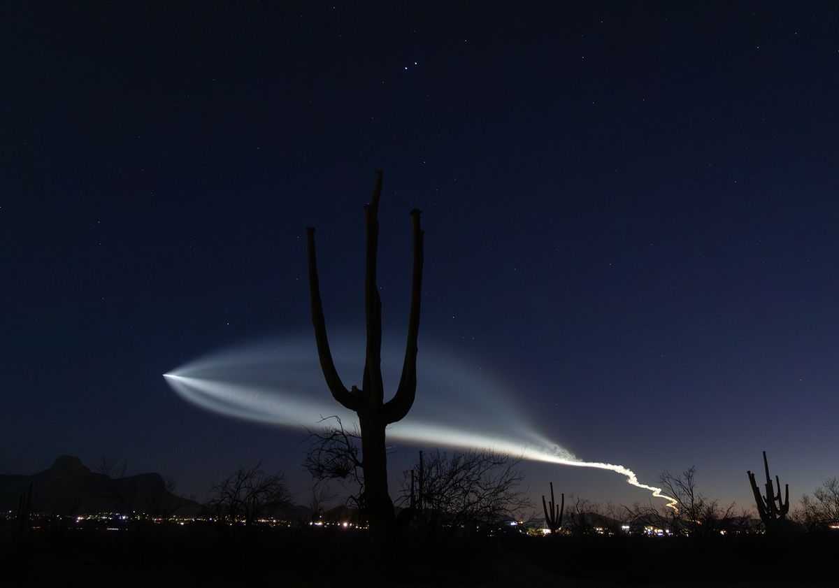 Регул и Марс в верхней части кадра, а также полёт ракеты-носителя 17 июня 2025 года, изображение из открытых источников