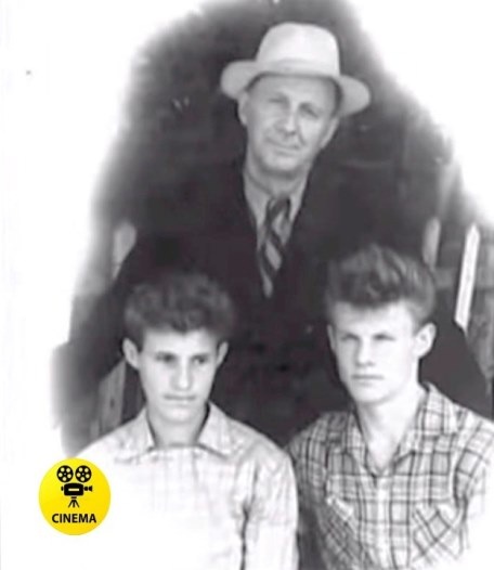 Юрий и Виталий рядом с отцом Мефодием Викторовичем Соломиным.