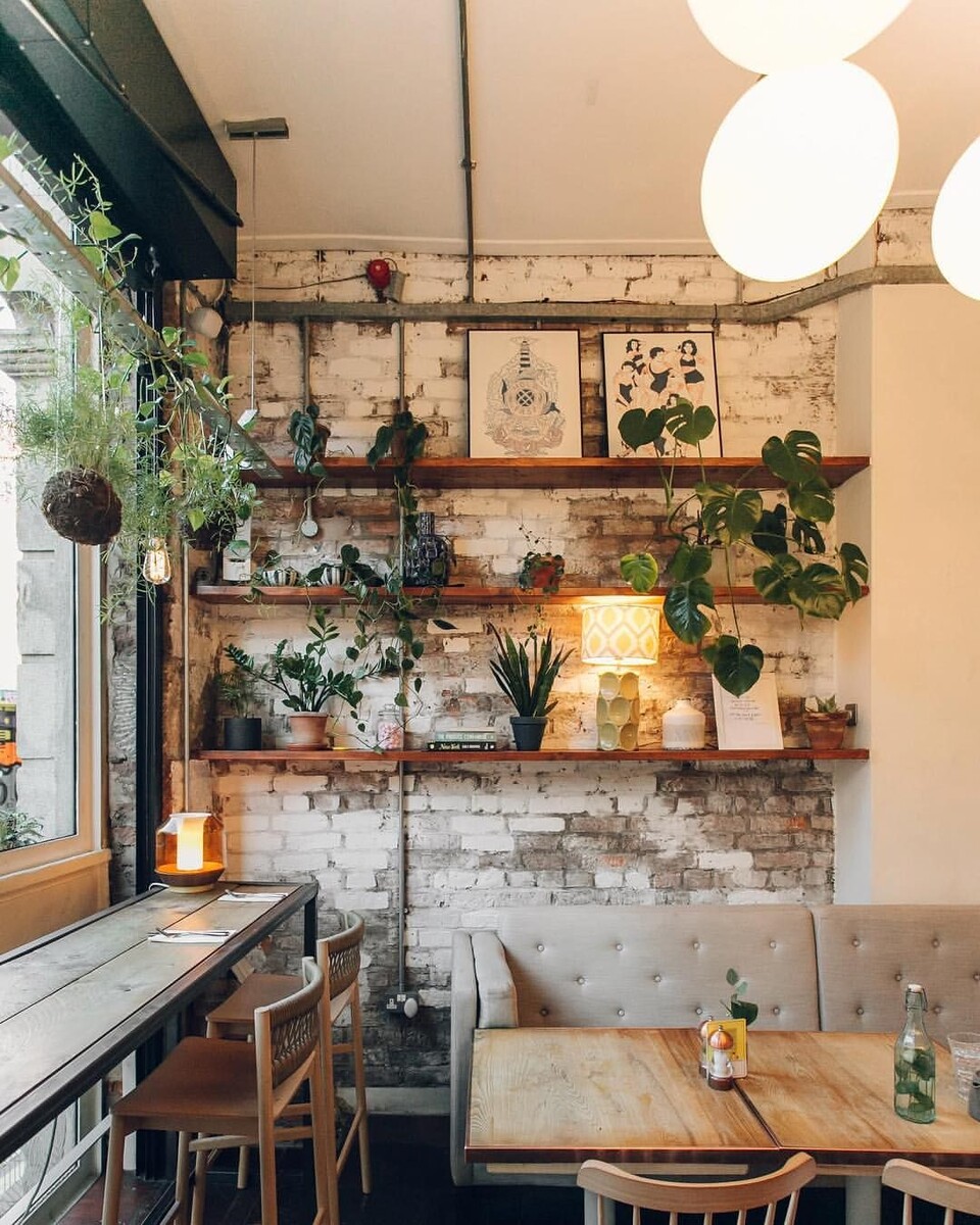 Тут и картины, и книги, и цветы, и вазы и, скорее всего еще много всего в других частях кафе. Текстиль и весь интерьер в приятных, природных оттенках. Одним словом - уют! 😌