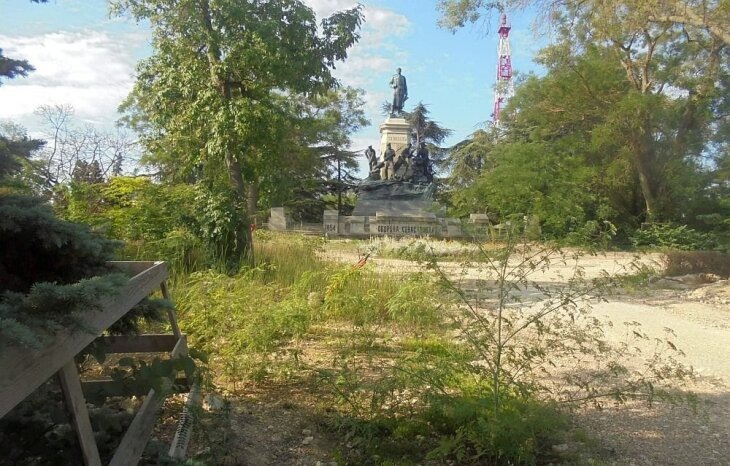     Исторический бульвар, памятник генералу Тотлебену, 2022 год. Источник: vk.com/ohsev.