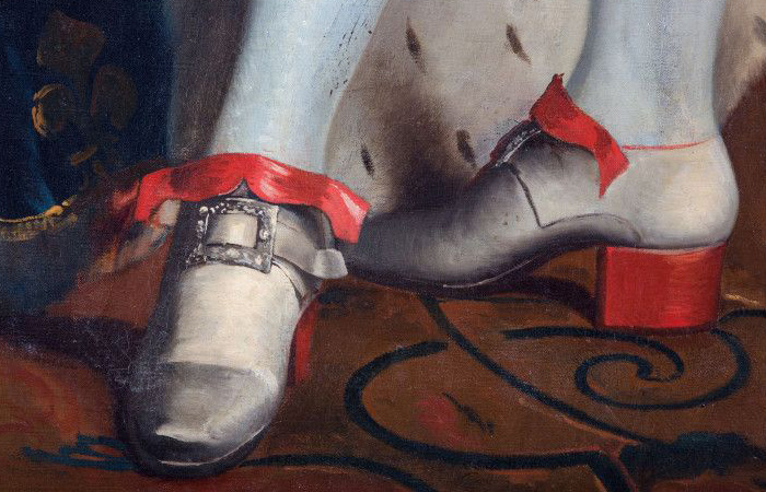 Обувь на каблуках защищала от намокания ног во время прогулок по грязным улицам. / Фото: Pinterest.com