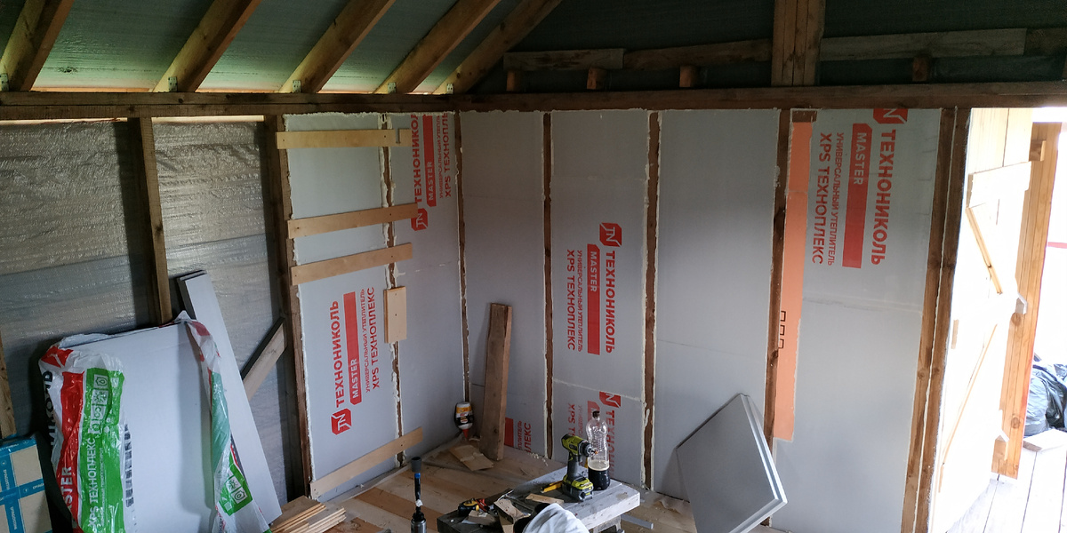 Короткая стена утеплена, начата длинная стена