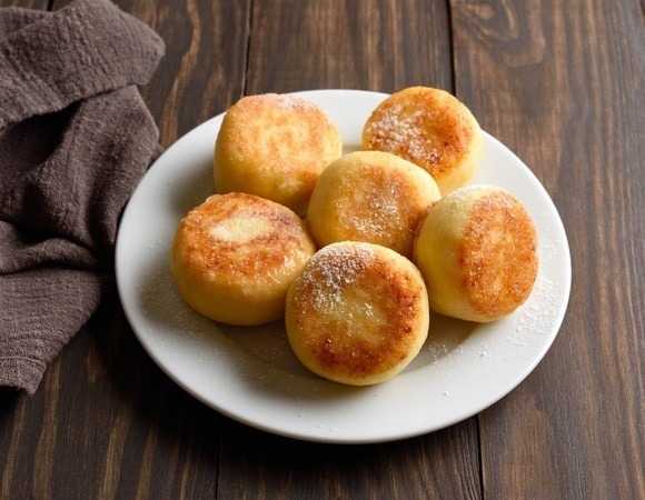 "Семья в восторге": пышные оладьи из творога готовятся всего 15 минут