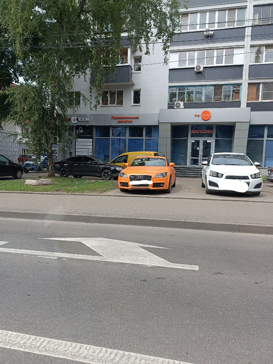 Красивая машинка припаркована. Интересно, сколько стОит? 🤔😀