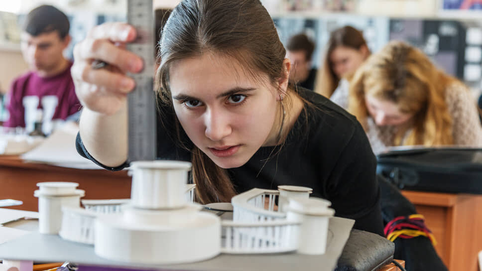 Нехватка кадров заставляет конкурировать за работника еще до того, как он покинет стены Alma mater.📷Фото: Олег Харсеев / Коммерсантъ