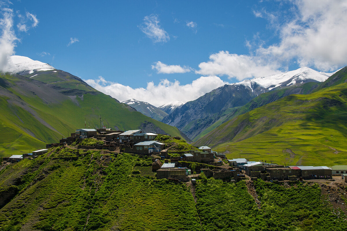 https://azerbaijan.travel/uznayte-kak-zhivut-v-otdalennom-gornom-sele-khynalyg#gallery-1